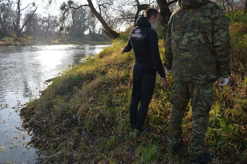 Próba przemytu papierosów „na zielonej granicy”. Obywatel Ukrainy chciał przepłynąć rzekę wpław razem z kontrabandą