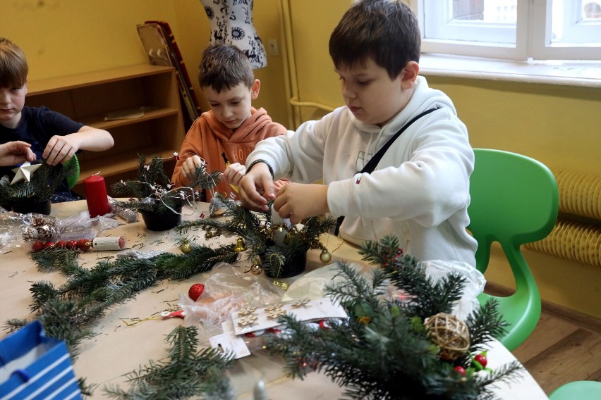 Bożonarodzeniowe warsztaty florystyczne w legnickiej Szkole Podstawowej nr4, zobaczcie zdjęcia