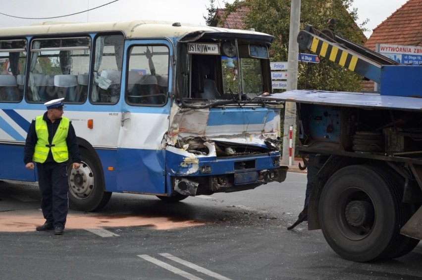 Ostrów: Zderzenie autobusu z ciężarówką na skrzyżowaniu Długiej z Odolanowską [ZDJĘCIA]