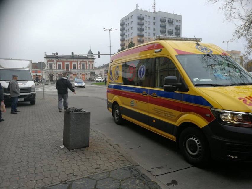 Wypadek na placu Wolności. Autobus MPK Włocławek potrącił młodego mężczyznę [zdjęcia]