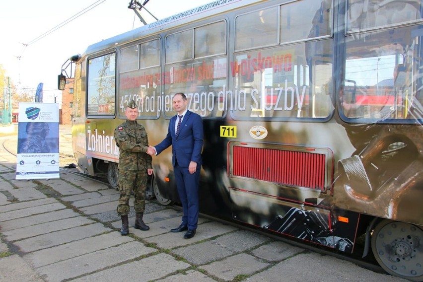 Kampania rekrutacyjna do Wojska Polskiego w Śląskiem, m.in. na autobusach i tramwajach. Zobacz zdjęcia