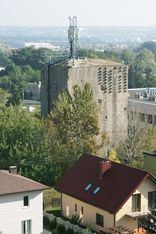 Potężna betonowa budowla na środku osiedla