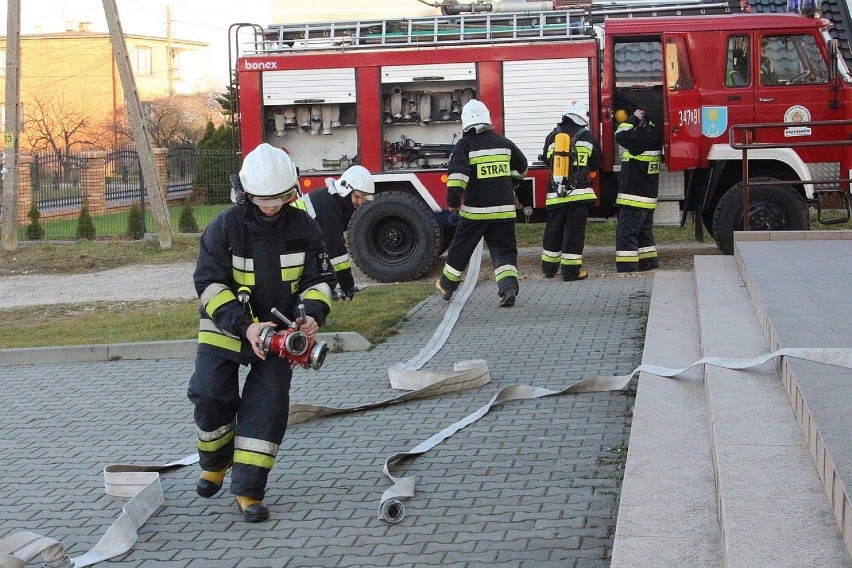 Pożar budynku w Krzyżanowie - tak ćwiczyli strażacy z OSP [ZDJĘCIA]