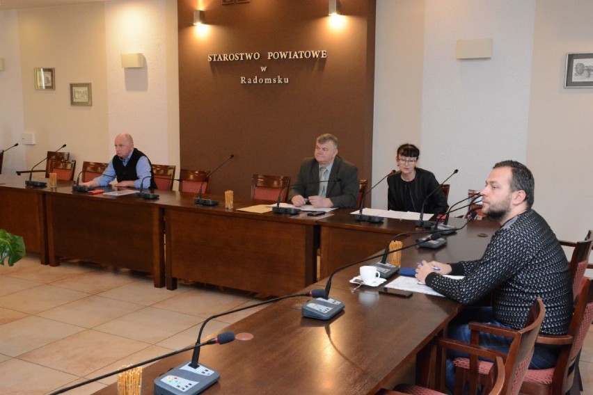 Radomsko: Na posiedzeniu komisji skarg w powiecie o skardze na wójta gminy Gidle
