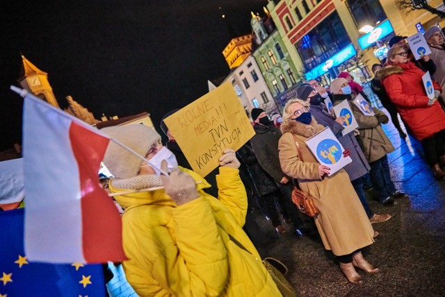 W niedzielę, 19 grudnia na rynku w Brodnicy odbyła się manifestacja, podczas której mieszkańcy wyrażali swój sprzeciw w związku z przyjęciem przez Sejm w piątek, 17 grudnia nowelizacji ustawy o medialnej, tzw. lex TVN