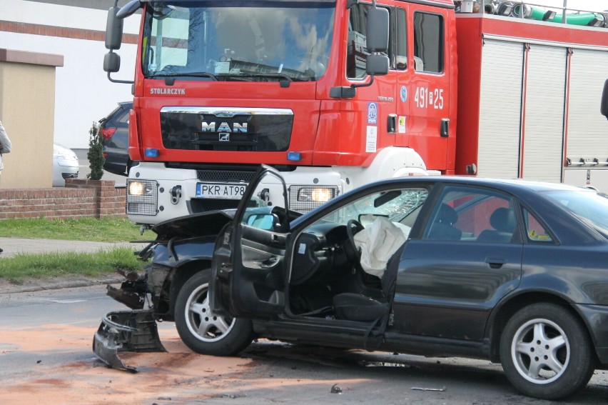 AKTUALIZACJA: Zderzenie dwóch samochodów w Krotoszynie. Kierowca Audi trafił do szpitala w Kaliszu [ZDJĘCIA]