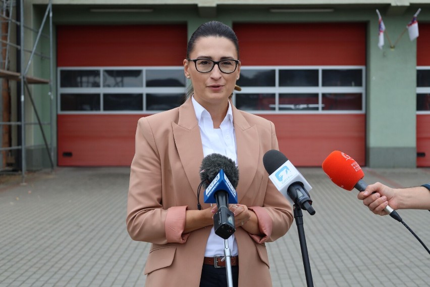 Poseł Małgorzata Golińska na konferencji przed komendą PSP w...
