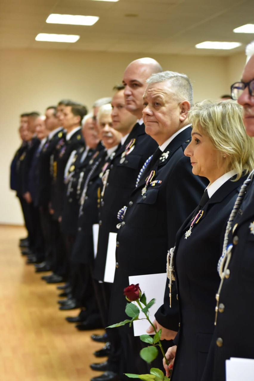 Podczas uroczystej zbiórki z okazji Święta Niepodległości strażakom z województwa wręczono awanse i odznaczenia
