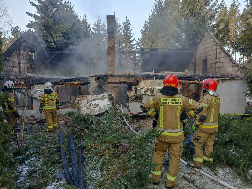 Straty po pożarze budynku mieszkalnego oszacowano na ćwierć...