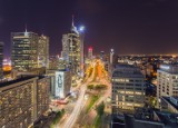 Warszawa nocą. Zobacz zdjęcia ze szczytu wieżowca w centrum [ZDJĘCIA]