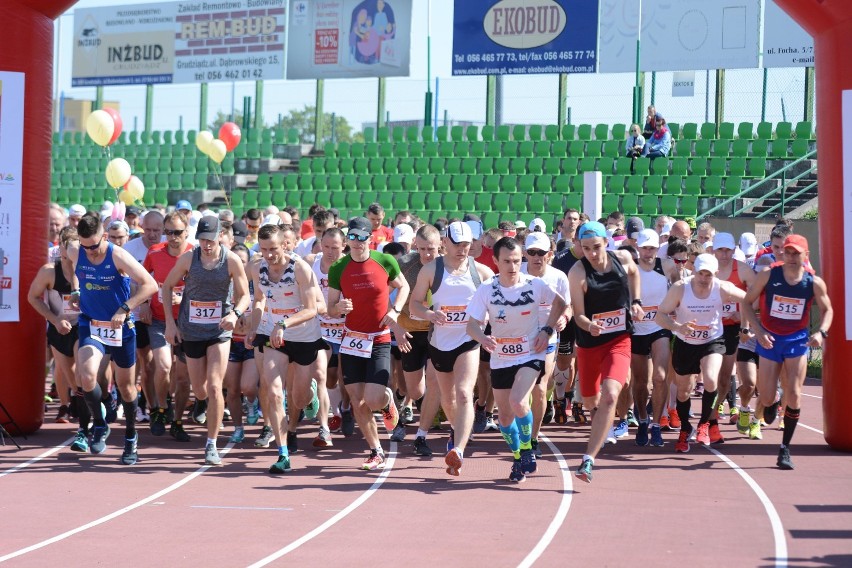 7. Półmaraton Grudziądz - Rulewo. Rozgrzewka i start biegu [dużo zdjęć, wideo]