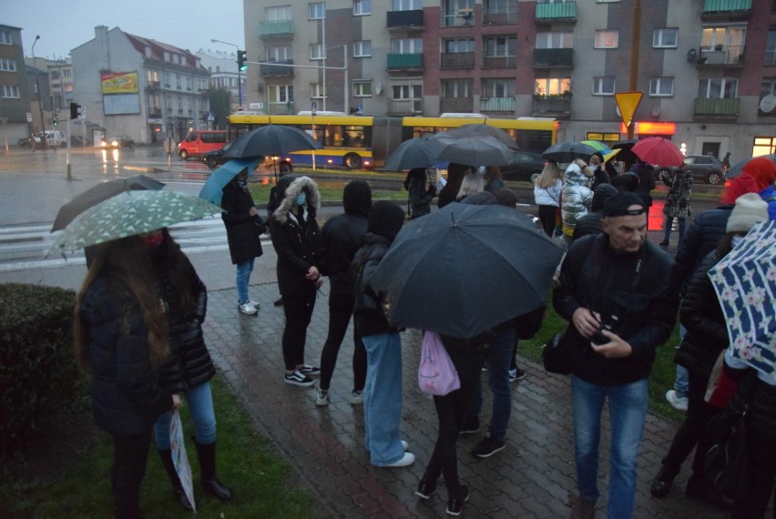 Strajk Kobiet w Kaliszu. Protest w deszczu pod pomnikiem...