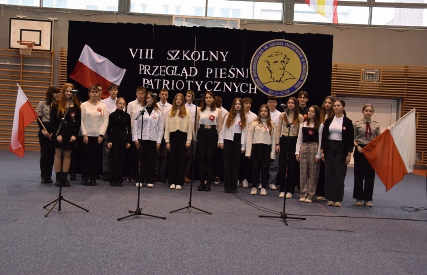 VIII Szkolny Przegląd Pieśni Patriotycznych w LO im. Juliusza Słowackiego w Grodzisku Wielkopolskim