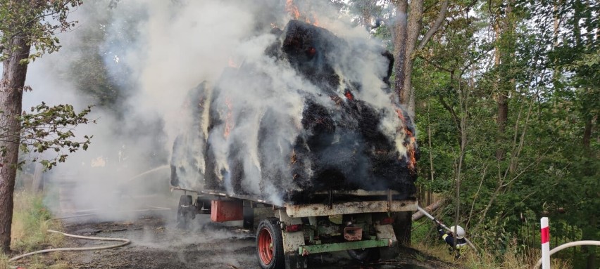 Niebezpieczny pożar słomy na leśnej drodze w Łężcach