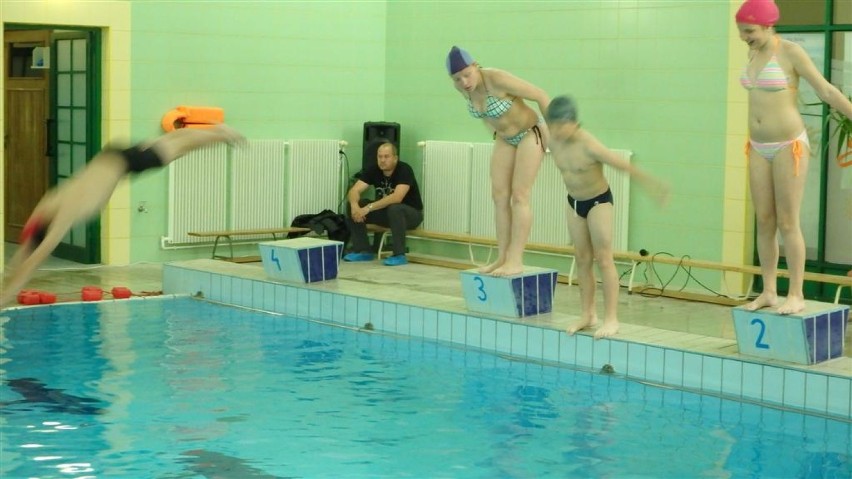 Zawody pływackie dla niepełnosprawnych dzieci