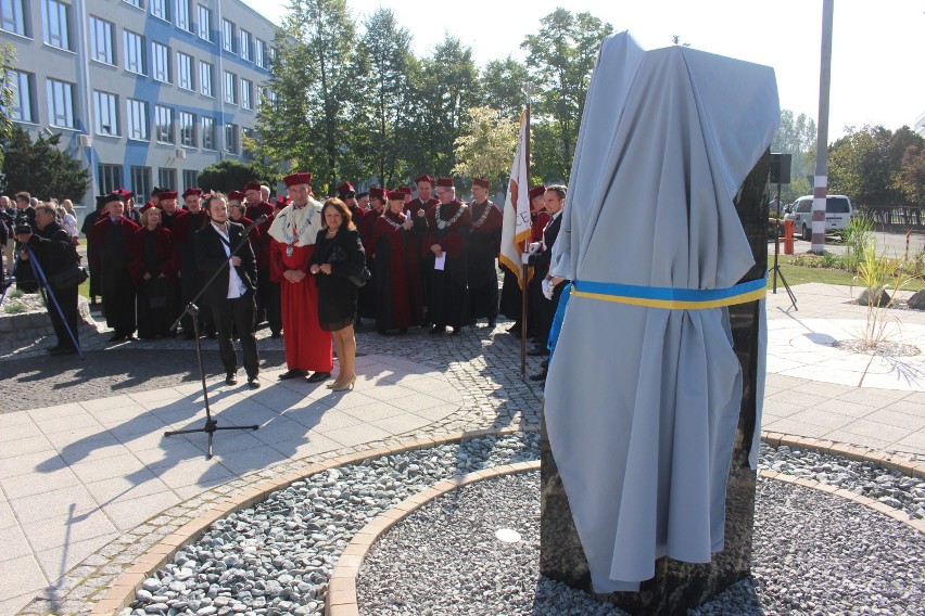 Odsłonięto pomnik Jerzego Kukuczki na AWF w Katowicach [ZDJĘCIA z inauguracji roku akademickiego]