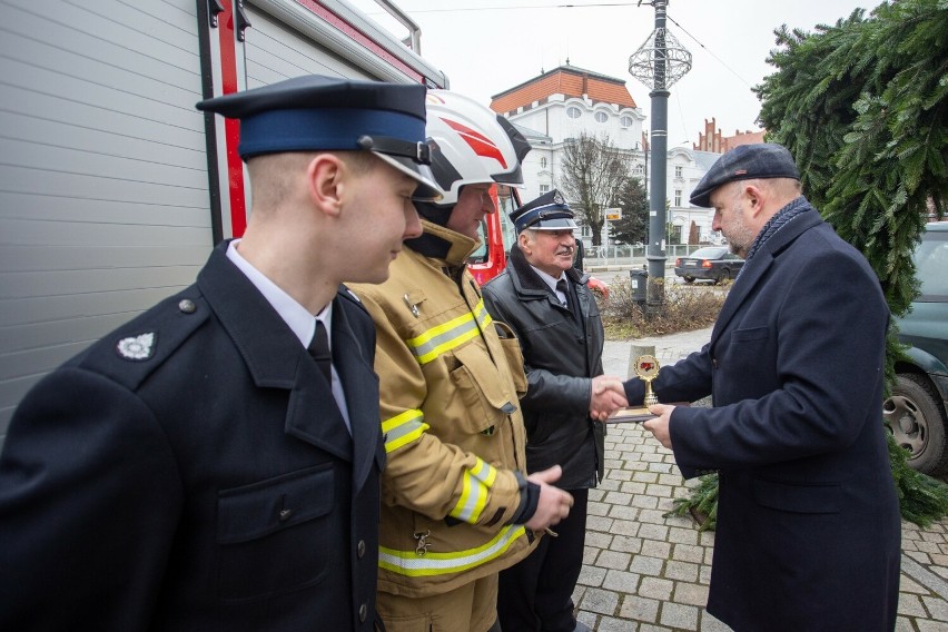 Przekazanie wozów strażackich i motopomp jednostkom OSP z...