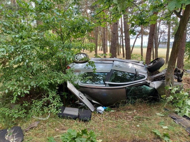 Śmiertelny wypadek w gminie Pleszew. 14 czerwca 2023 roku, kierowca peugeota zjechał z drogi, uderzył w drzewo. Samochód dachował