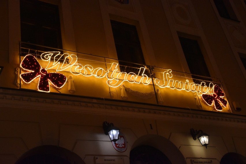 Rozświetlony świąteczną iluminacją Stary Rynek prezentuje się wspaniale