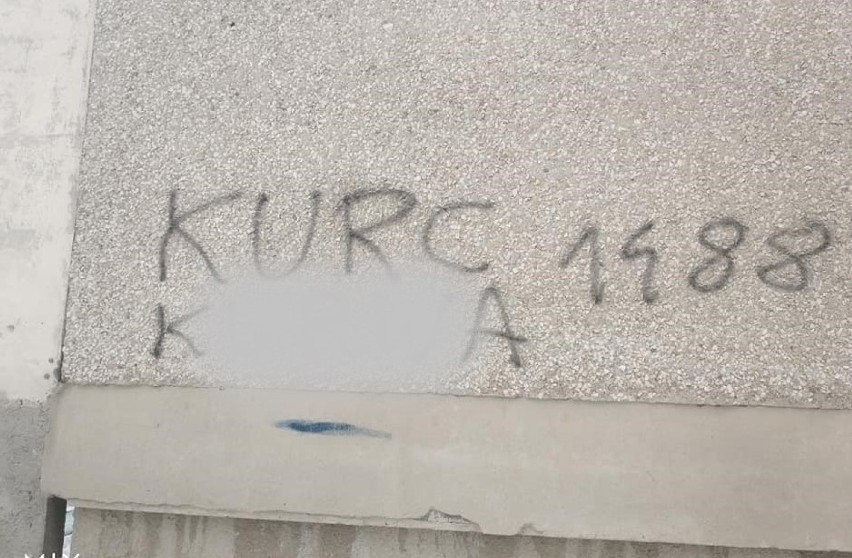 "Kurc, zaje...my cię". Na bloku koluszkowskiego aktywisty pojawiły się wulgarne napisy i groźby