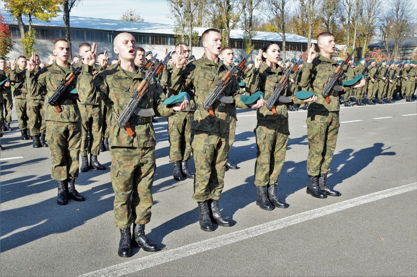 Przysięgę żołnierze złożyli w piątek na terenie opolskich...