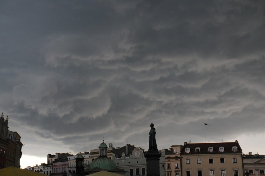 16.04.2016 krakow
chmura burza rynek gl
n/z:
fot: adam...