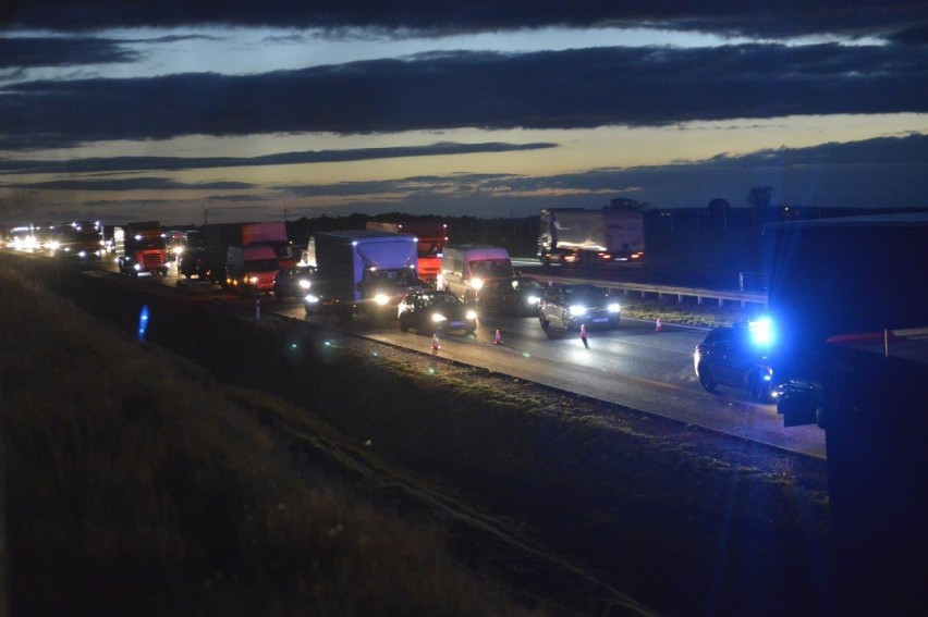 Na nowej drodze S5 TIR wjechał do rowu