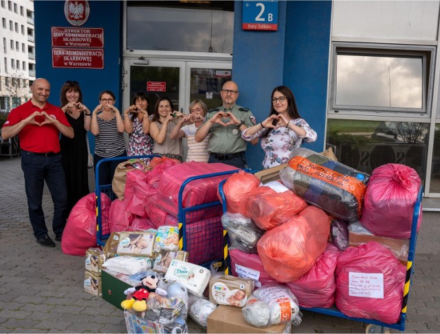 Iwona Romaniak (druga z lewej) z darami, które zbiera dla Ukraińców jedzie osobiście i przekazuje najbardziej potrzebującym
