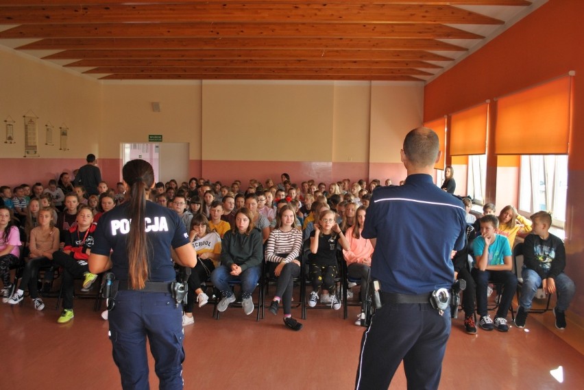 Policjanci z Radziejowa przeprowadzili pogadanki w szkołach w gminie Osięciny [zdjęcia]