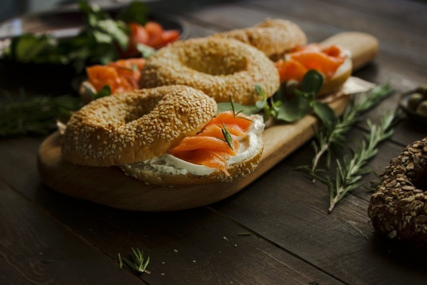 To świetna propozycja na lunch do pracy! Bajgle przełóż...