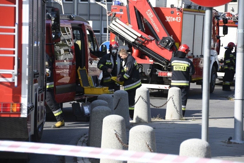 Alarm bombowy w Urzędzie Wojewódzkim w Kielcach! Przyszedł e-mail z informacją o podłożonych bombach chemicznych [ZDJĘCIA]