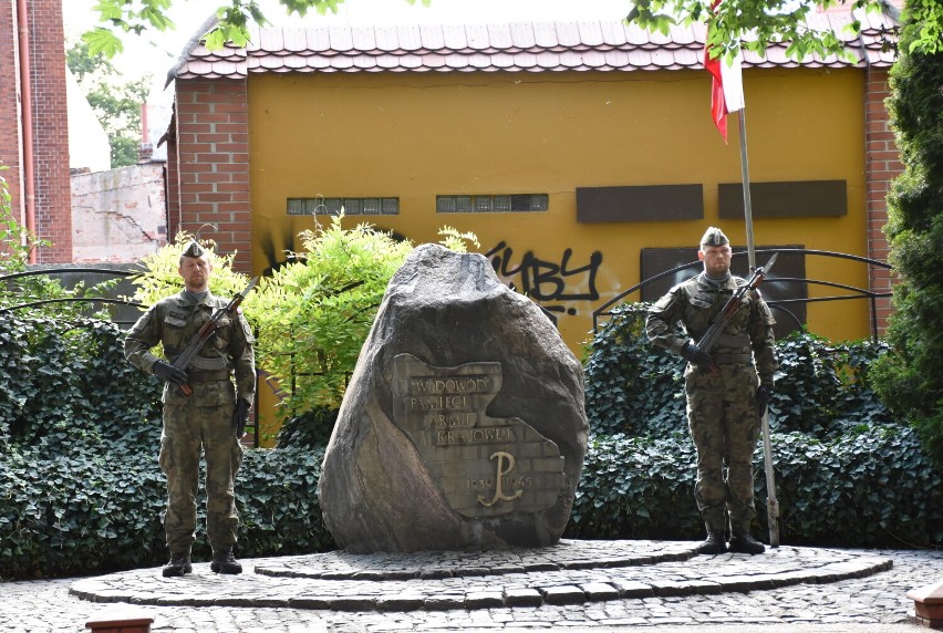 Malbork. 78 rocznica wybuchu Powstania Warszawskiego. Mieszkańcy złożyli kwiaty na Skwerze Żołnierzy Wyklętych 