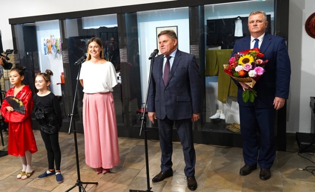 Przybyłych powitał Leszek Ruszczyk, dyrektor "Malczewskiego", obok Katarzyna Jendrzejczyk, kuratorka wystawy.