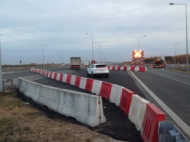 W listopadzie 2019 r. Generalna Dyrekcja Dróg Krajowych i Autostrad wykryła pęknięcia wiaduktu na A1 i ruch przez węzeł w kierunku południowym został poprowadzony tzw. przewiązką – z ominięciem uszkodzenia. Ale wykonanie prób obciążeniowych wymaga innego objazdu.