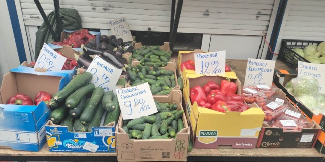 Zajrzeliśmy na bydgoskie targowiska i sprawdziliśmy, ile obecnie trzeba wydać na świeże warzywa i owoce. Część z nich podrożała w porównaniu do ubiegłego roku, ale niektóre ceny pozostały na takim samym poziomie. Zdaniem jednej ze sprzedawczyń na straganie, marchewka podrożała o ok. 60 procent, cebula o ok. 30%, pomidory malinowe o 25%. Nie zmieniły się za to ceny papryki, ogórków, fasolki szparagowej czy czereśni. 

Jak kształtują się ceny warzyw i owoców na bydgoskich targowiskach w drugim tygodniu maja? Sprawdź na dalszych slajdach galerii ►►