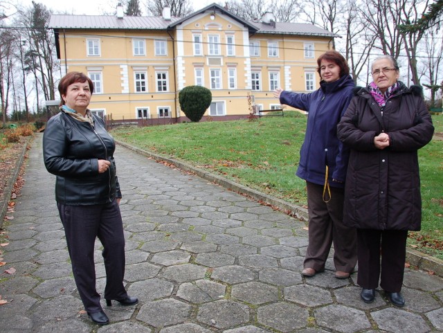 Ludwika Łabno (od lewej), Sylwia Schabowska i Zofia Kras przed DPS-em w Karwodrzy. - Nie wyobrażamy sobie, aby placówka mogła zostać zamknięta. Co z pensjonariuszami, co z załogą? - pytają