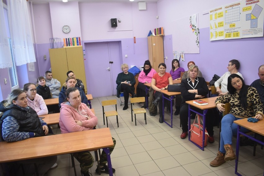 Rodzicie i nauczyciele walczą o to, aby szkoła w Gęstowicach...