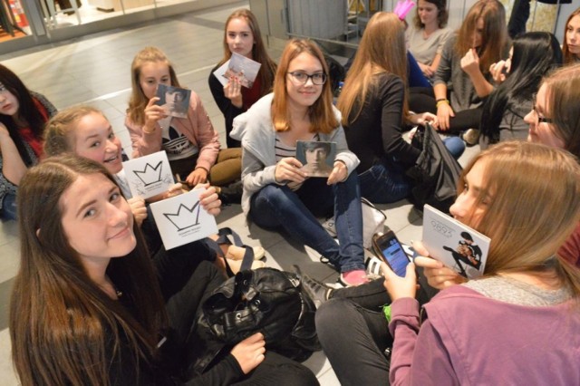 Fanki Dawida Kwiatkowskiego od rana koczują w Galerii Focus Mall, 25 września 2016 r.