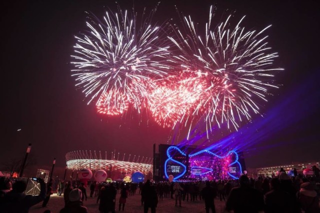 Sylwester miejski w Warszawie 2016 zorganizowany zostanie na placu Defilad. Zabawa odbędzie się pod hasłem "Hello 2017", a na scenie zobaczymy szereg gwiazd polskiej sceny muzycznej. 

Sylwester rozpocznie się o godz. 19:00 i potrwa do 1:30. Przez cały ten czas rozrywkę zapewnią największe gwiazdy polskiej estrady. Dla warszawskiej publiczności zagrają: LemON, Agnieszka Chylińska, Anna Wyszkoni, Lady Pank, Sound'N'Grace, Kombii, Varius Manx i Kasia Stankiewicz, Natalia Nykiel, Cleo, Jula, Andrzej Piaseczny, Rafał Brzozowski i Daria Zawiałow. 

Imprezę poprowadzą Magda Mołek, Filip Chajzer, Marcin Prokop, Gabi Drzewiecka, Patrycja Kazadi, Olivier Janiak i prezenter radiowy Jankes. Choreografię przygotuje Agustin Egurrola. 

O północy niebo nad Pałacem Kultury rozświetli widowiskowy pokaz fajerwerków.