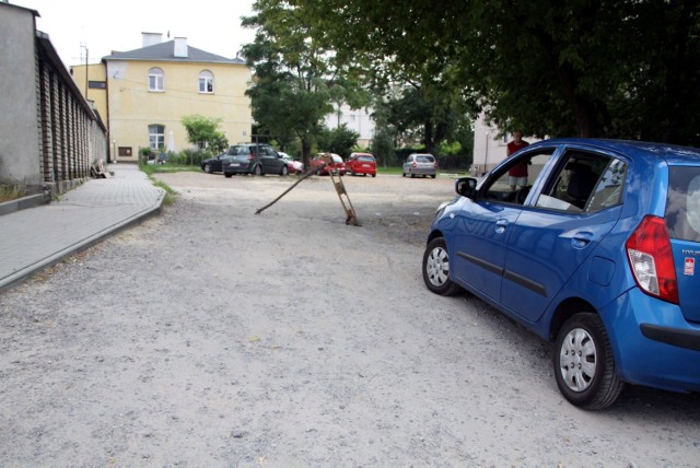 Mieszkańcy budynków przy Wolskiej 7 i 9 mają dość obcych samochodów parkujących na ich podwórku