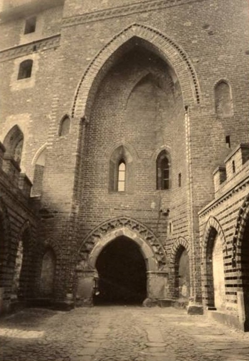 Zamek Malbork w pierwszych latach po drugie wojnie światowej i w początkach Muzeum Zamkowego. Budowlę uwiecznił Kazimierz Lelewicz