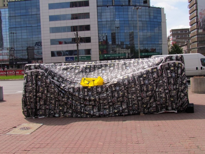 Wielka kanapa stanęła w centrum Łodzi