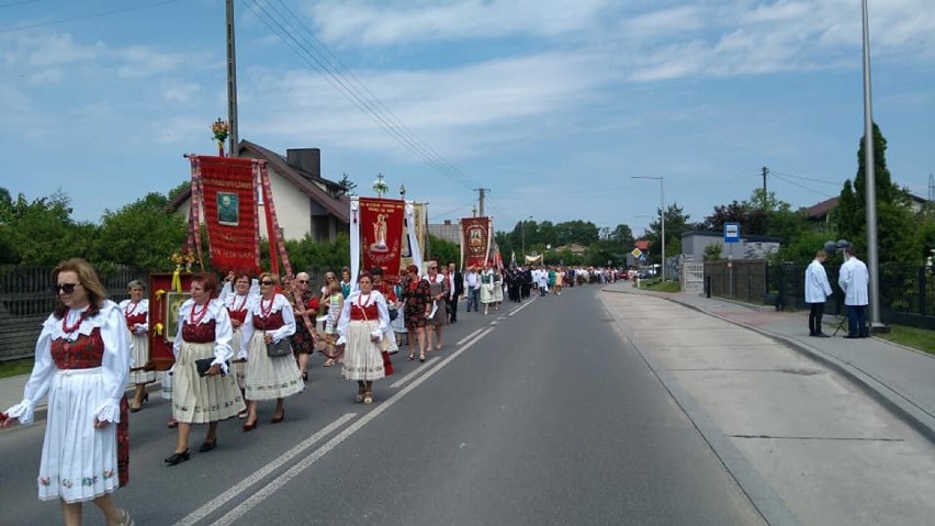 Procesja Bożego Ciała w parafii św. Wojciecha w Sieradz-Męce