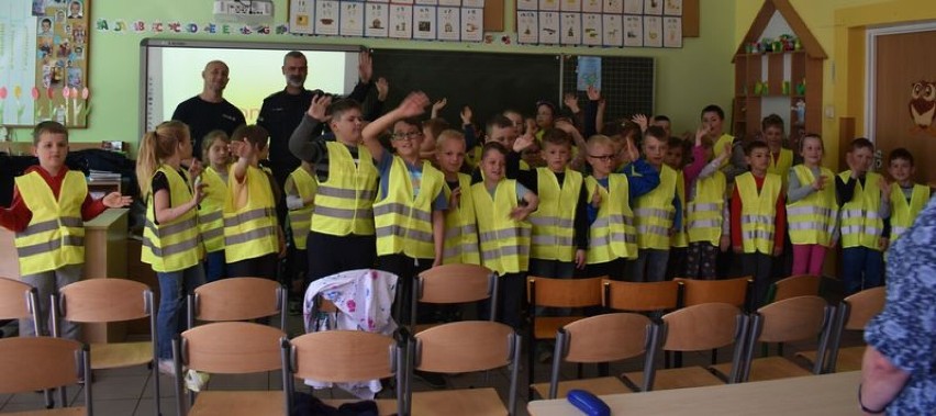 Powiat malborski. Policjanci w szkołach uczą dzieci bezpieczeństwa. To program profilaktyczny KWP Gdańsk
