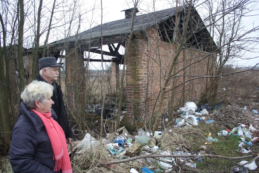 Wysypisko śmieci przy ulicy Krakowskiej w Szczekocinach