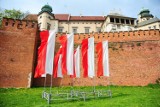 Kraków biało-czerwony. Zobacz, jak jest udekorowane miasto [ZDJĘCIA]