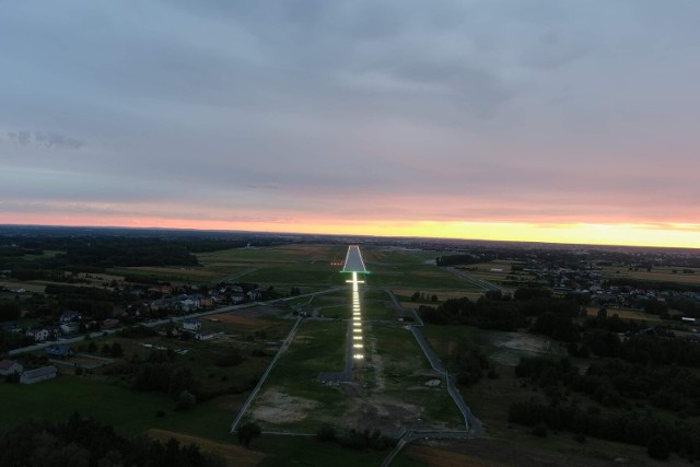 Taki widok będzie miał pilot lądujący od strony Małęczyna.