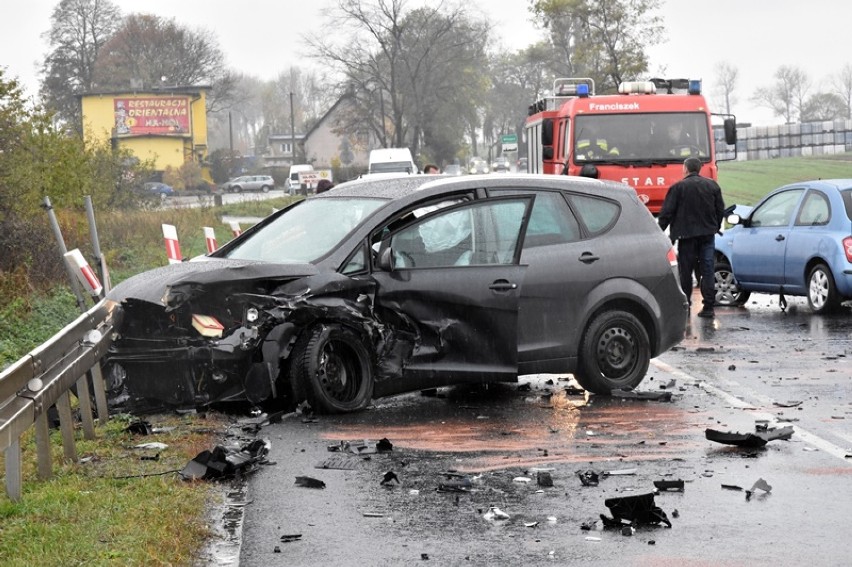 Wypadek w Wilczycach, trzy osoby ranne [ZDJĘCIA]