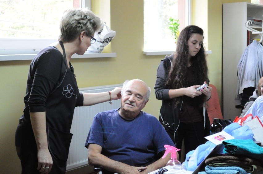Fryzjerki z ZSP odwiedziły Dom Pomocy Społecznej w Psarskiem