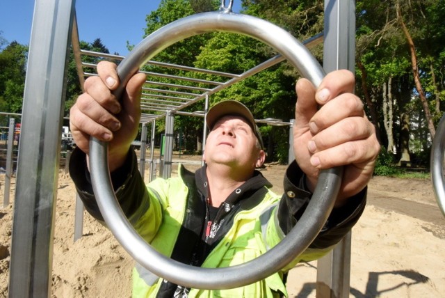 Zielona Góra, maj 2020 r. W Parku Piastowskim powstają nowe urządzenia do street workoutu, na których będą mogli ćwiczyć starsi i młodsi mieszkańcy.